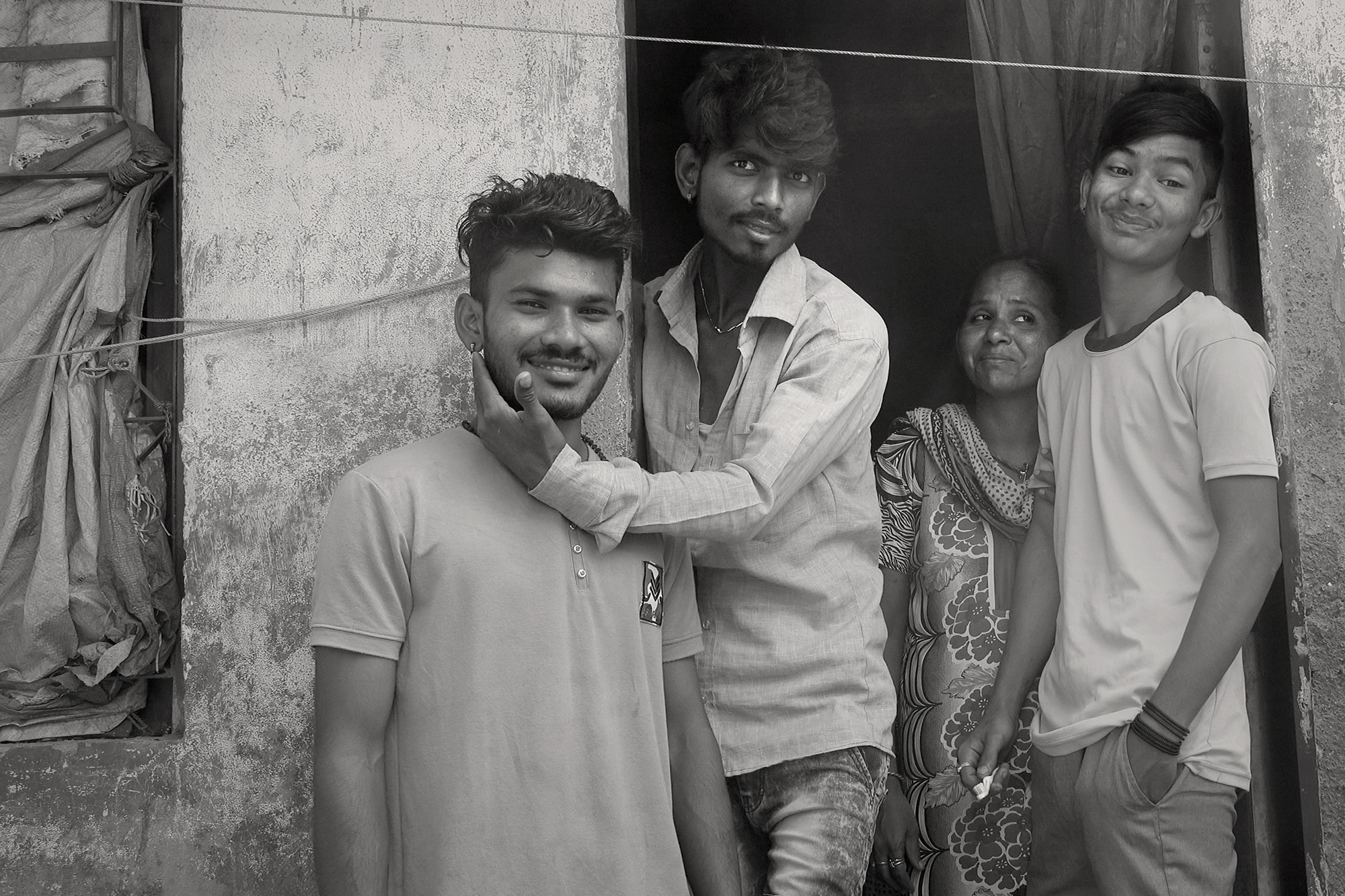 Christoph Radke, India, Mumbai, drei jungen und eine Frau in einem Slum, 2020